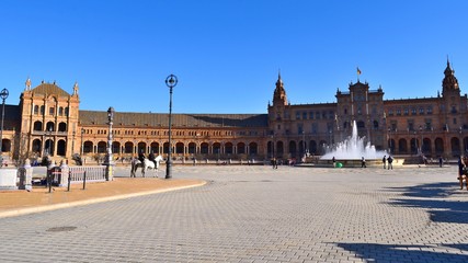 Fototapeta na wymiar veduta della bellissima Plaza de Espana di Siviglia, uno degli spazi architettonici più spettacolari della città spagnola e dell'architettura neo-moresca.