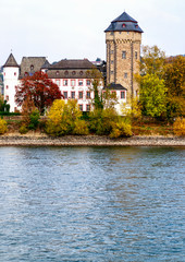 Obraz premium Rheinromantik - Malerische Landschaften am Rheinufer – Oberlahnstein nahe Koblenz 