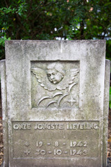 Kindergrab alter Grabstein