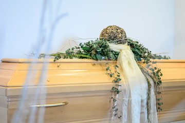 Sargschmuck Sarg aufgebahrt