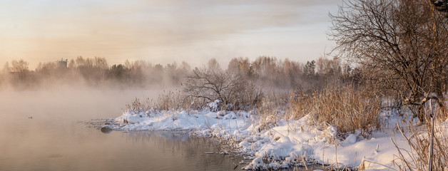 панорама рассвета на Рефтинском водохранилище зимой,...