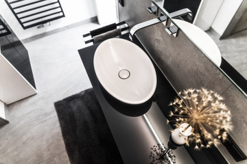 Modernes Badezimmer klein luxuriös modern mit freistehendem Waschbecken