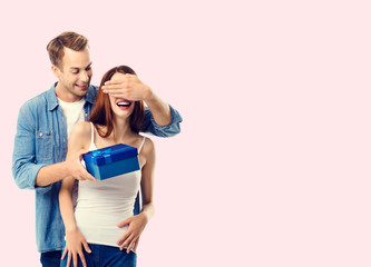 Naklejka premium Happy couple with gift box