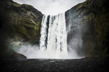 Impactante vista de cerca de la cascada de Skógafos en el sur de Islandia, de viaje por Europa.