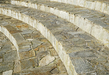 Le sedute di un anfiteatro in pietra e cemento. 