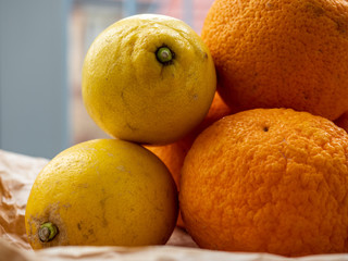 Stapel aus Orangen und Zitronen