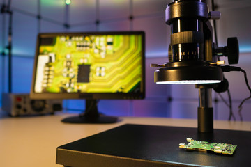 Inspection of the quality of silicon chips in the laboratory with a microscope
