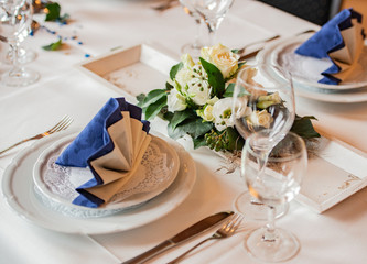Tischdekoration in einem Restaurant für eine Hochzeit