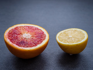 Blutorange und Zitrone halbiert