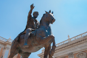 Obraz premium Statua con cavallo a Roma