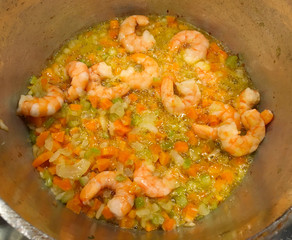 Cooking shrimps and vegetables