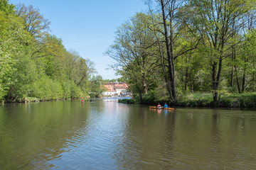 Fototapeta na wymiar Wasserwanderer auf der Neiße am Kloster Marienthal