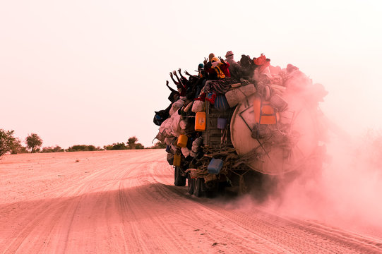 Der Heimat entgegen. -  Kriegsfl&uuml;chtlinge in der Sahara auf ihrem weiten Weg von Libyen in ihre Heimat