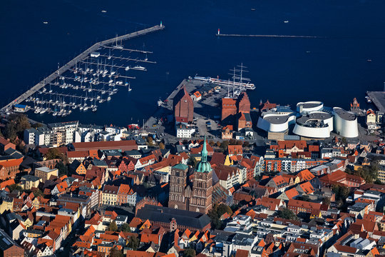 Stralsund, Mecklenburg-Vorpommern, Deutschland, Luftaufnahme aus dem Flugzeug
