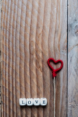 Coeur rouge, arrière plan bois vintage