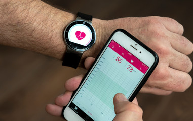 Heart rate measurement with smart watch and transfer to mobile phone