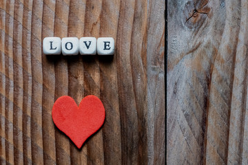 Lettres Love et coeur rouge, arrière plan lames de bois