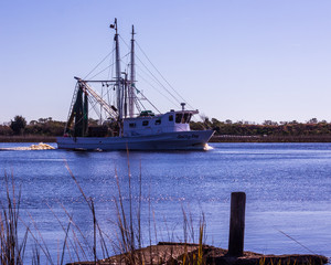 Fototapeta premium Shrimp Boat Heading To Sea