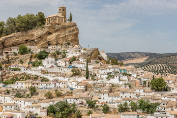 Obraz premium Spektakularne hiszpańskie miasto Montefrio z bielonymi domami i XVI-wiecznym kościołem na szczycie wzgórza, Iglesia de la Villa, w regionie Granada w Andaluzji.