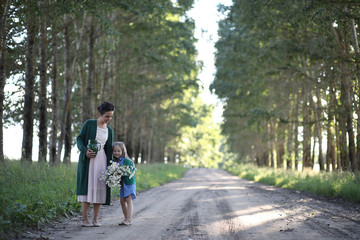Obraz premium Mother with daughter walking on a road