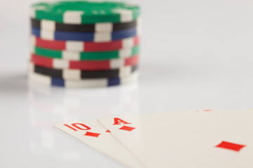 blackjack and colorful kumarhene chips
