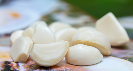 Fototapeta na wymiar peeled garlic on the table
