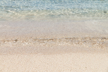 Fototapeta na wymiar Plage : eau turquoise, sable blanc