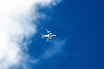 Airbus A380 in den Wolken bei Blauen Himmel