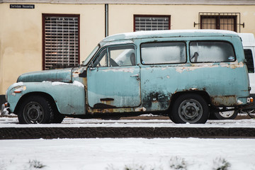 Obraz na płótnie Canvas Vintage vehicle in the snow