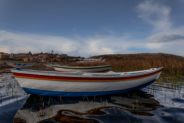 Fototapeta premium barca en un lago con cielo azul