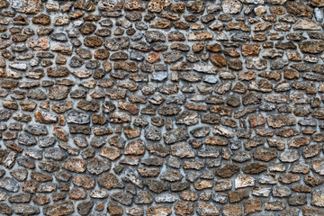 mur béton avec pierres colorées apparentes
