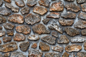 mur béton avec pierres colorées apparentes