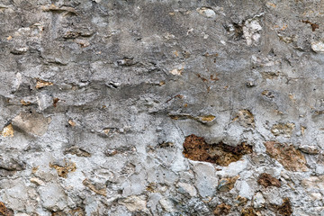 Mur en béton avec pierres colorées apparentes