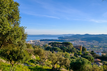 Vue panoramique sur le château de Bormes-les-Mimosas, village de Lavandou et la mer Méditerranée.