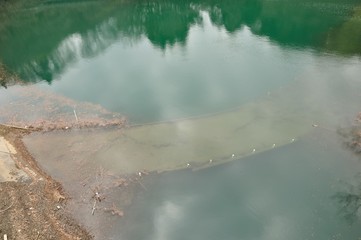 湖底に沈んだ道路