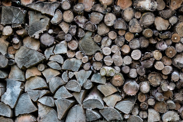 amas de bois, rondins,  rangés et empilés