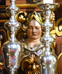 Kleine goldene Frauenskulptur in der Stadtkirche Heilig Dreifaltigkeit