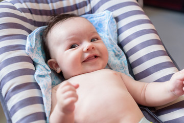 Bebé simpático y sonriente en hamaca para bebés 18