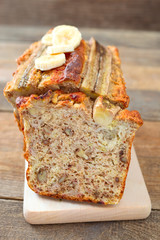 Bananen-Brot mit Nüssen