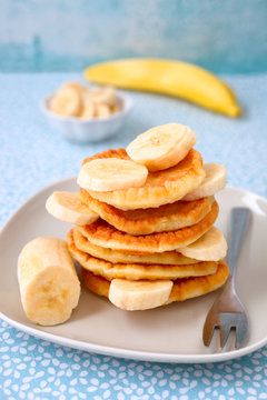 Stapel Pancakes mit Bananen