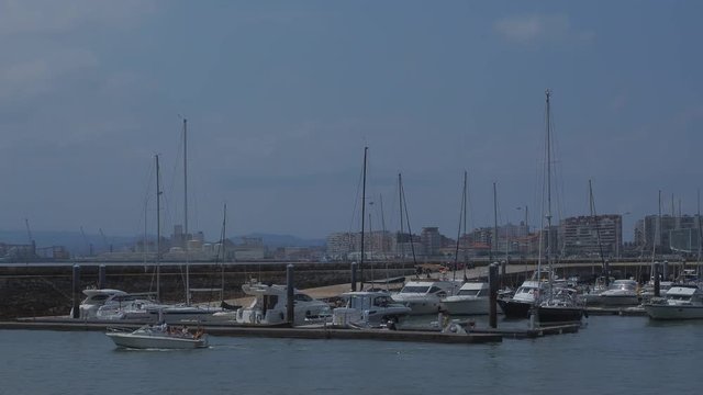 Santander / Hiszpania - 14 lipca 2018:Port jachtowy w Santander w słoneczny lipcowy dzień