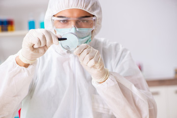 Naklejka premium Young expert criminologist working in the lab 