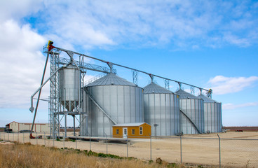 Fototapeta na wymiar Grain silos along roadside