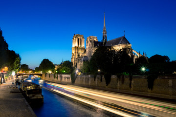 Obraz premium Notre Dame de Paris à la Nuit Tombante