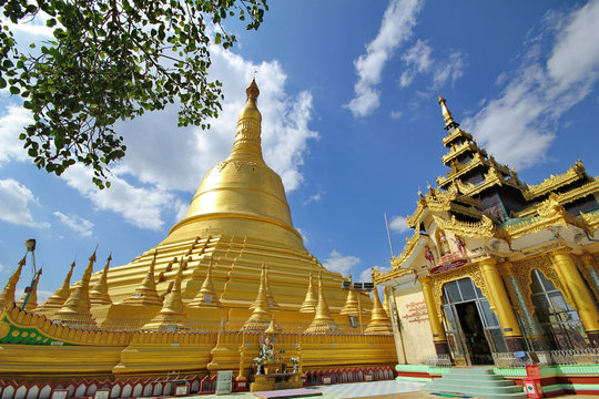 Take photo the Shwemawdaw Pagoda ,the tallest pagoda in Myanmar, referred to as the Golden God Temple