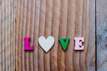 Love en lettres de couleur et coeur en bois