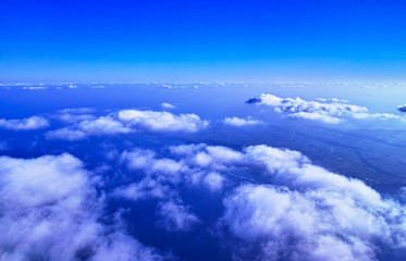 Fototapeta na wymiar 空撮。飛行機から見た白雲と雲の下に見える宮古島