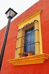 Obraz premium balcon colonial y puerta de madera oaxaca antiguo mexico