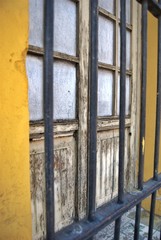 puerta de madera en ciudad colonial 