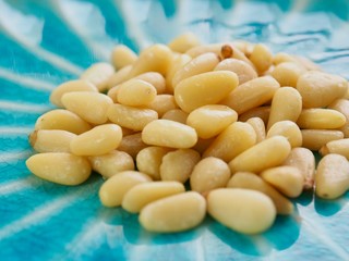 도자기 접시에 담긴 잣